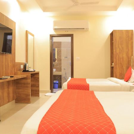 Hampton Hotel - 200 Mt From Golden Temple Amritsar Bagian luar foto