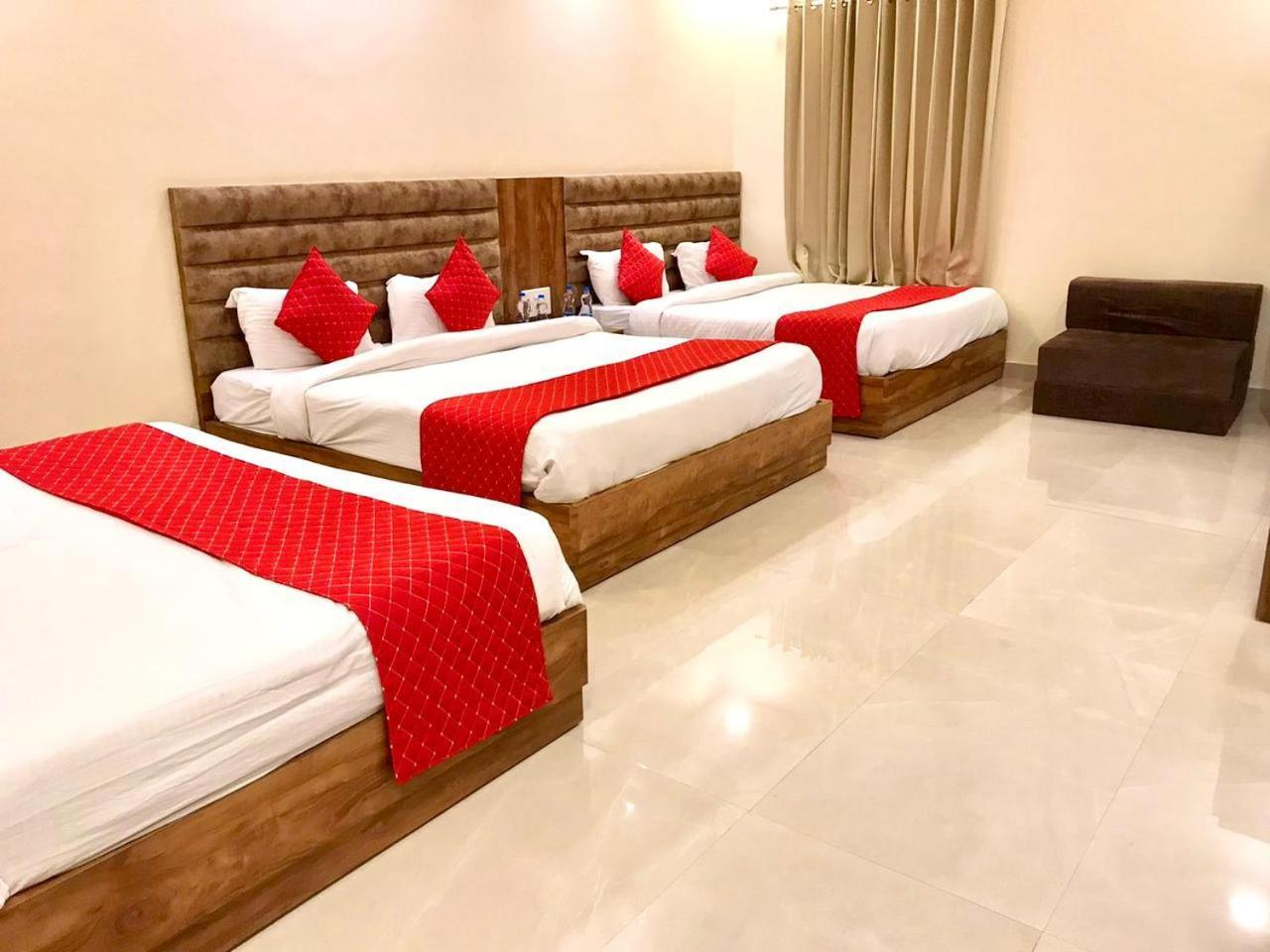 Hampton Hotel - 200 Mt From Golden Temple Amritsar Bagian luar foto