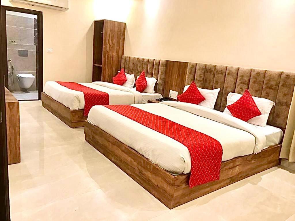Hampton Hotel - 200 Mt From Golden Temple Amritsar Bagian luar foto