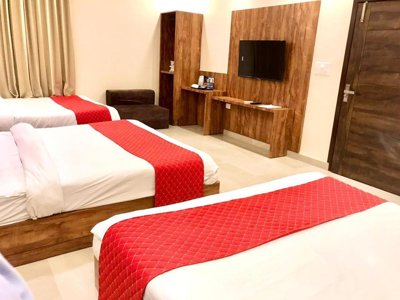 Hampton Hotel - 200 Mt From Golden Temple Amritsar Bagian luar foto