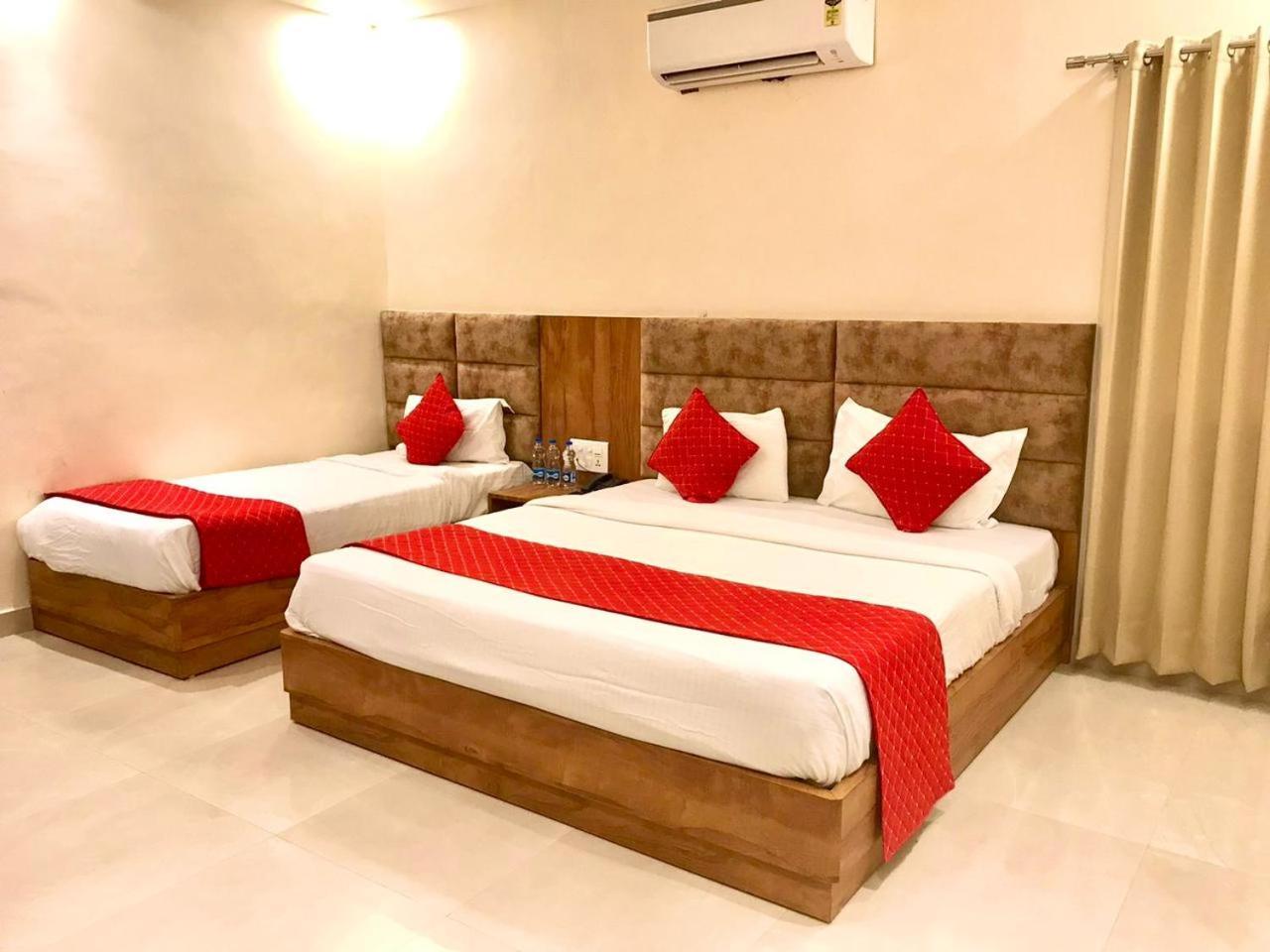 Hampton Hotel - 200 Mt From Golden Temple Amritsar Bagian luar foto