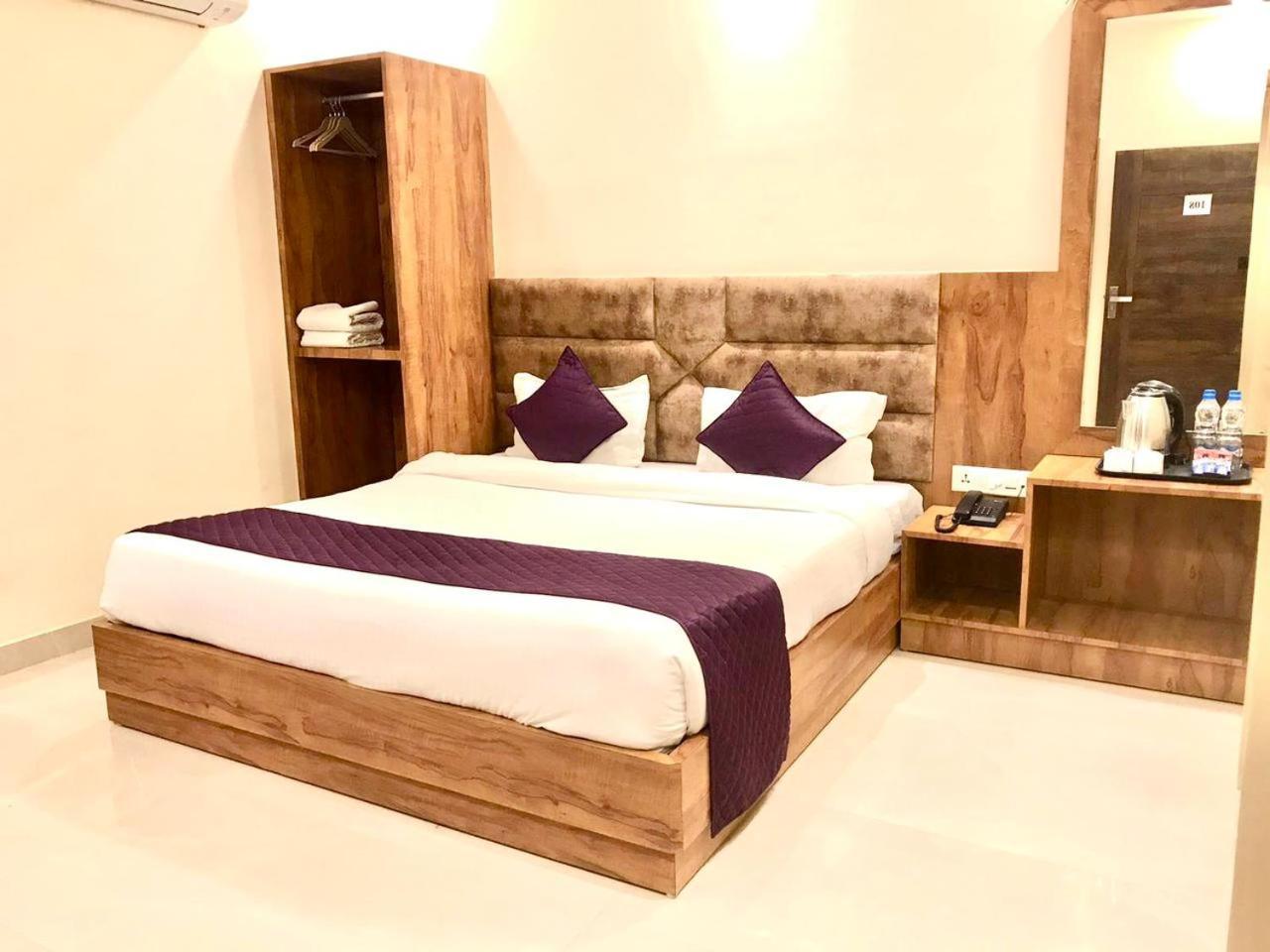 Hampton Hotel - 200 Mt From Golden Temple Amritsar Bagian luar foto