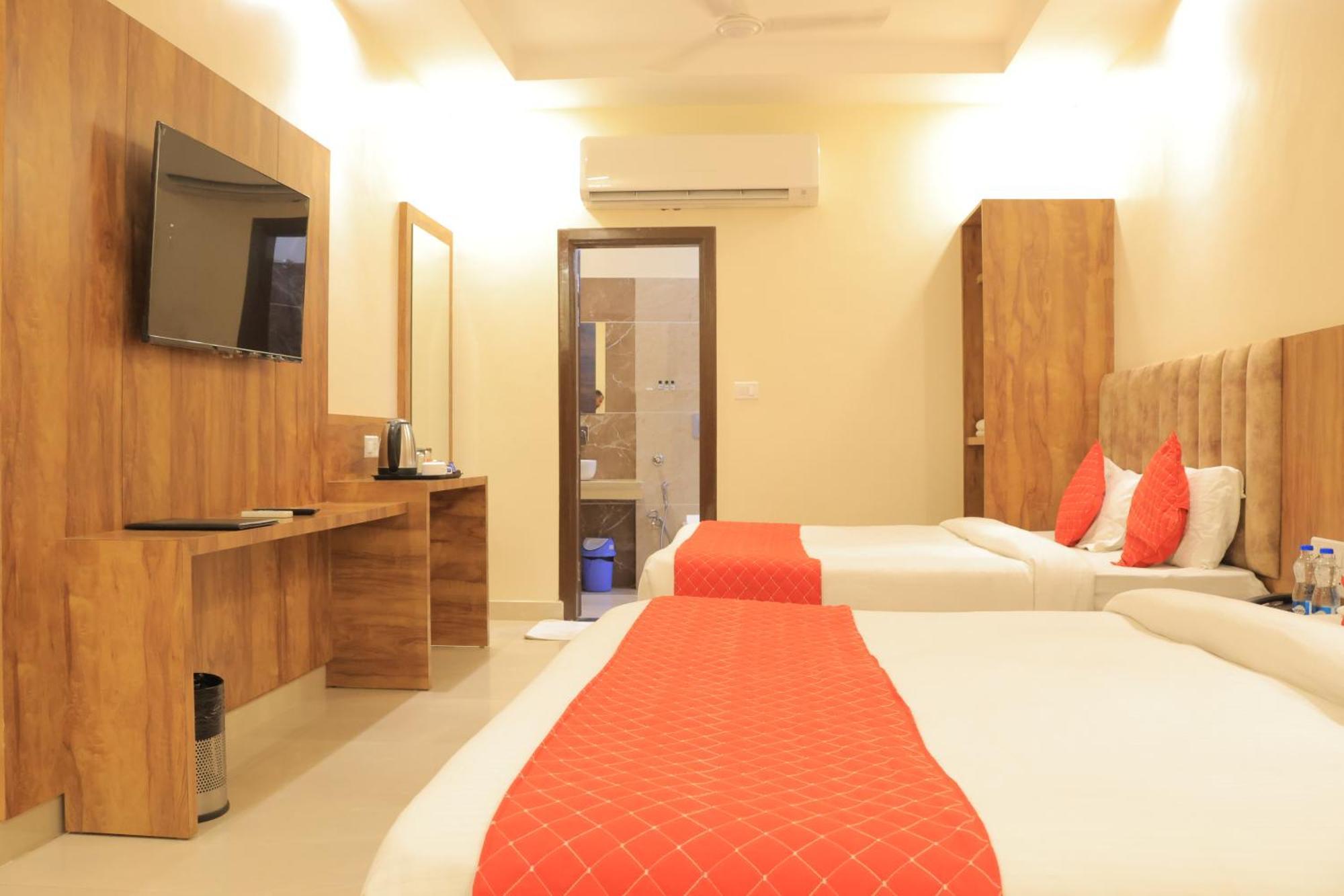 Hampton Hotel - 200 Mt From Golden Temple Amritsar Bagian luar foto